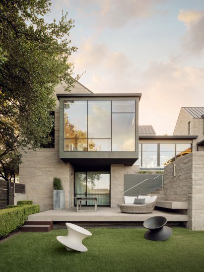 Spun chairs by Thomas Heatherwick in garden of house by LaRue Architects
