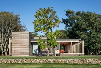Cedar-clad rectilinear home on Long Island