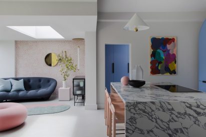 Open-plan living room and kitchen in London house by 2LG