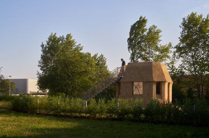 Tane Garden House in garden