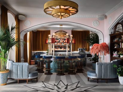 Symmetrical bar area with horseshoe-shaped counter