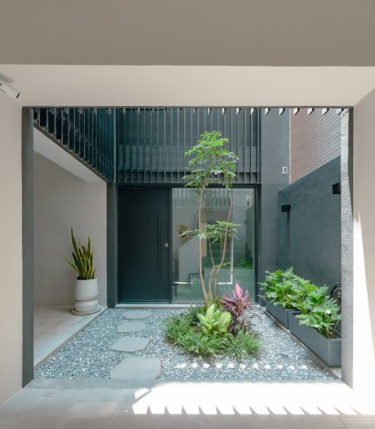 Garden inside of Veil House in Taiwan by Paperfarm