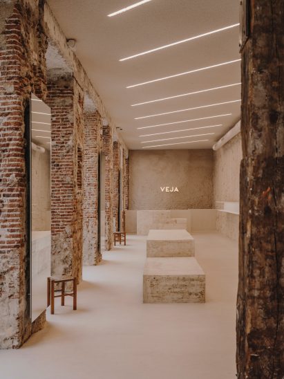 Main retail space in shoe shop designed by Plantea Estudio