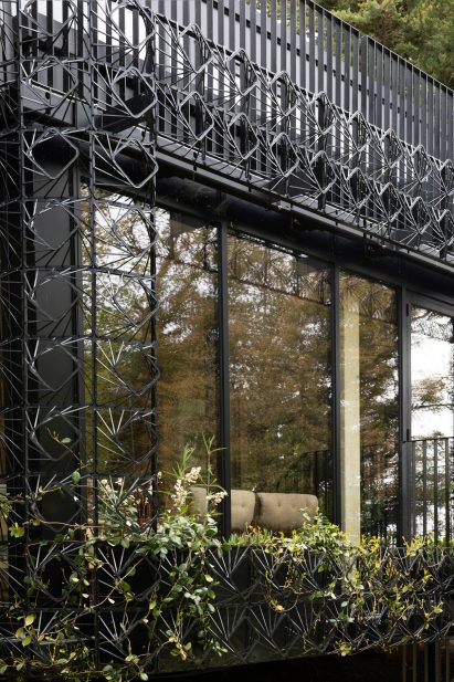 Facade covered in metal screen