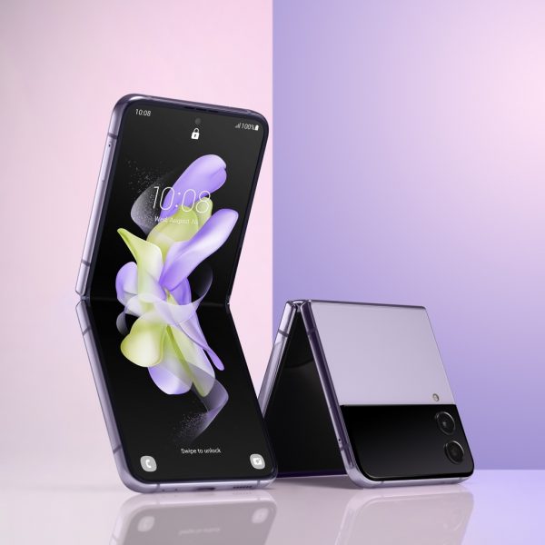 Galaxy Z Flip4 by Samsung