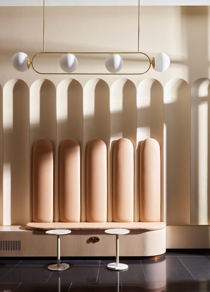 Bench with finger-shaped leather backrests