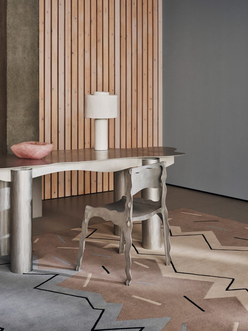 Staccato rug with metal furniture
