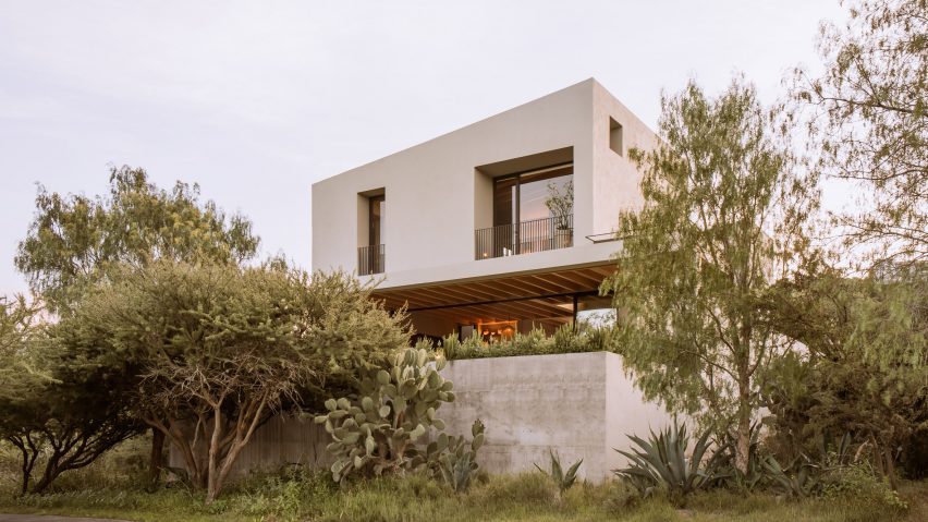 Romero de la Mora includes sunken living room in airy Mexico City house