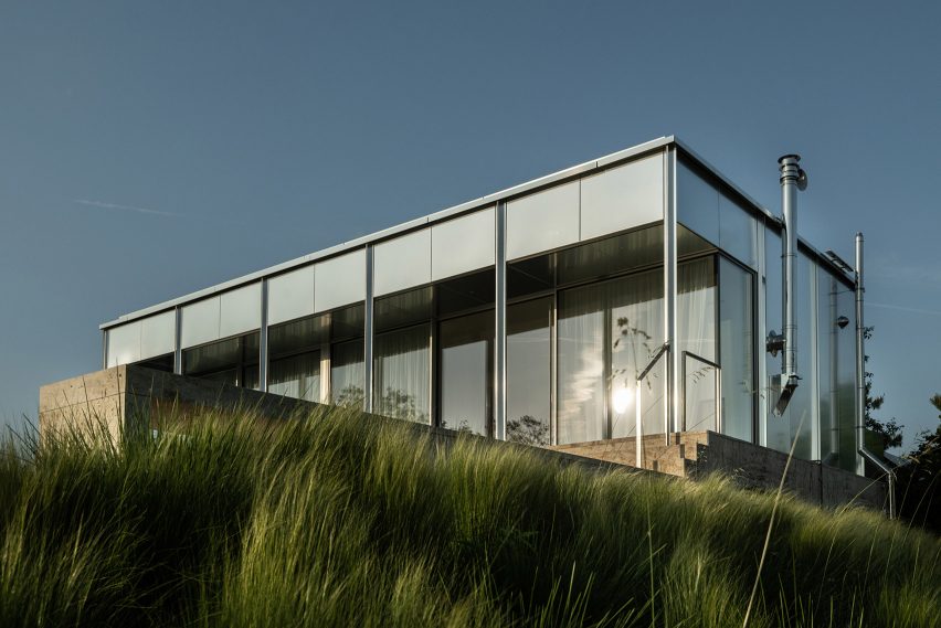 Exterior of Clifftop House by Kontextus