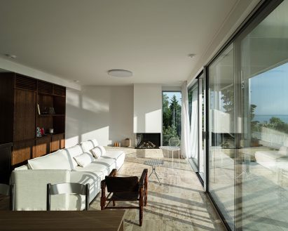 Living room of Clifftop House by Kontextus