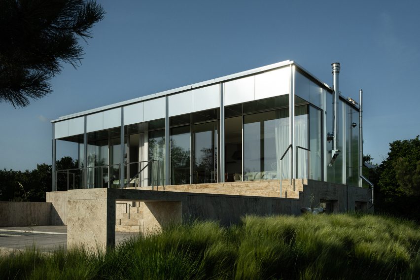 Exterior of Clifftop House by Kontextus