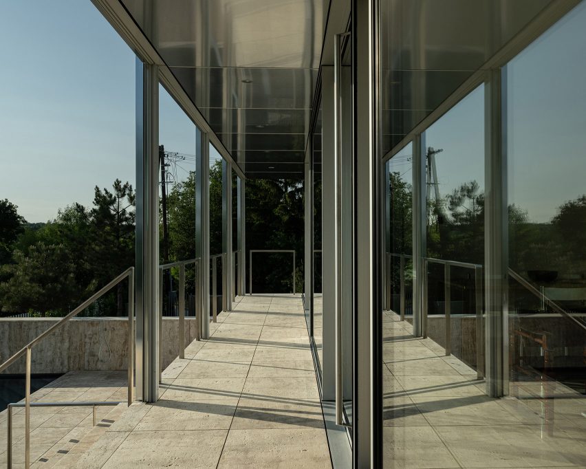 Exterior of Clifftop House by Kontextus