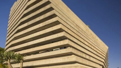 Contaminar stacks concrete layers to enclose twisting Portuguese home