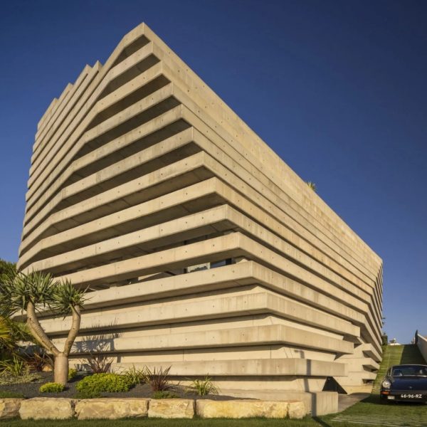 Contaminar stacks concrete layers to enclose twisting Portuguese home