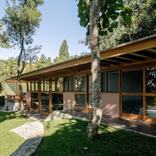 Denis Joelsons juxtaposes linear house with circular garden terraces in São Paulo