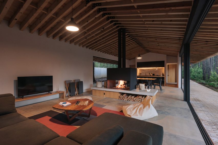 Open-plan living, dining and kitchen in Casa Mola by Estudio Atemporal