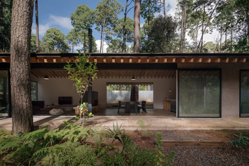 Casa Mola one-storey house with glazed walls leading to an outdoor patio by Estudio Atemporal