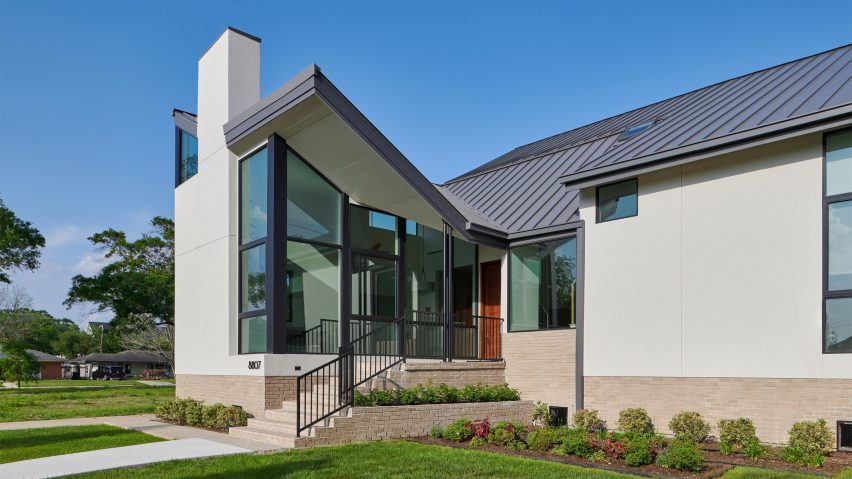 House in Houston by O'Neill McVoy Architects with glazed entrance and white stucco walls