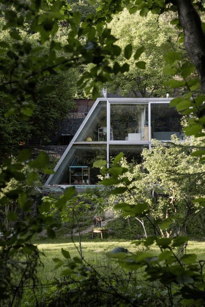 View of a house by Ksa Studený between trees