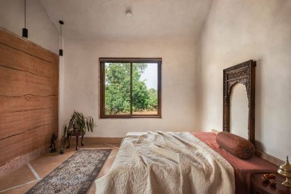 Bedroom with lime plaster walls in Hybrid House by Sketch Design Studio