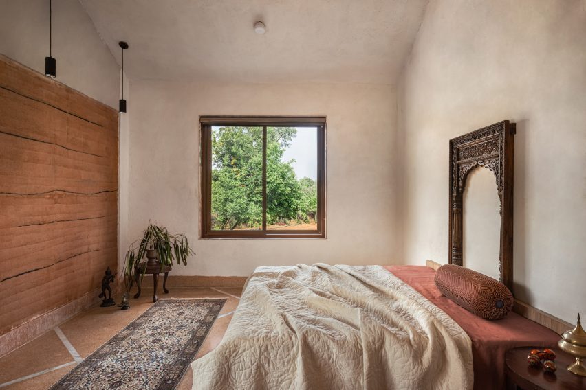 Bedroom with lime plaster walls in Hybrid House by Sketch Design Studio