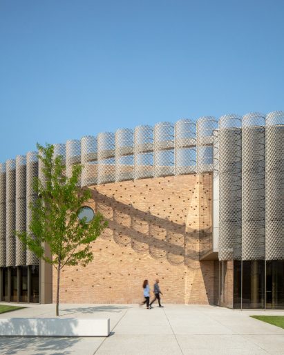 Chicago Park District Headquarters by John Ronan Architects with brick and aluminium facade