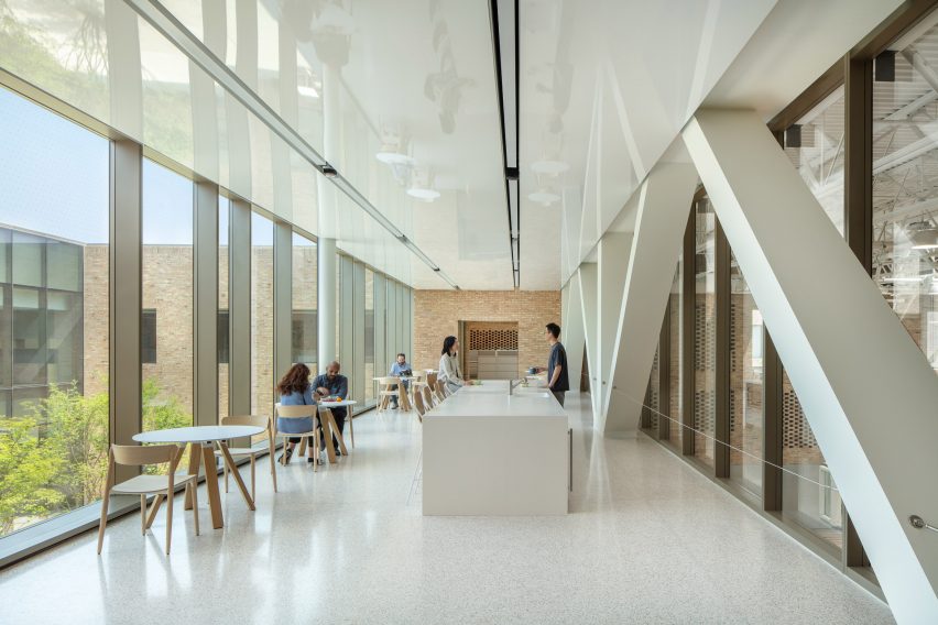 White open-plan space in Chicago Park District Headquarters by John Ronan Architects