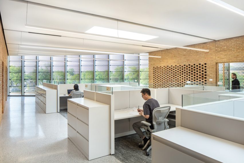 White open-plan office interior at Chicago Park District Headquarters by John Ronan Architects