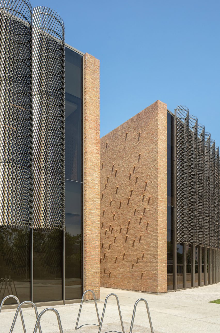 Exterior of the Chicago Park District Headquarters by John Ronan Architects