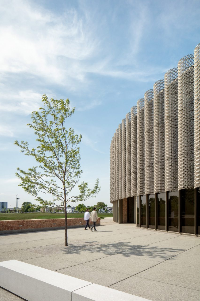 Chicago Park District Headquarters with aluminium screens by John Ronan Architects