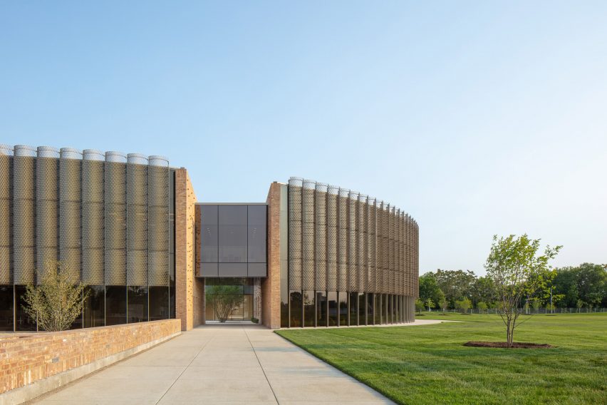 Chicago Park District Headquarters next to a park by John Ronan Architects