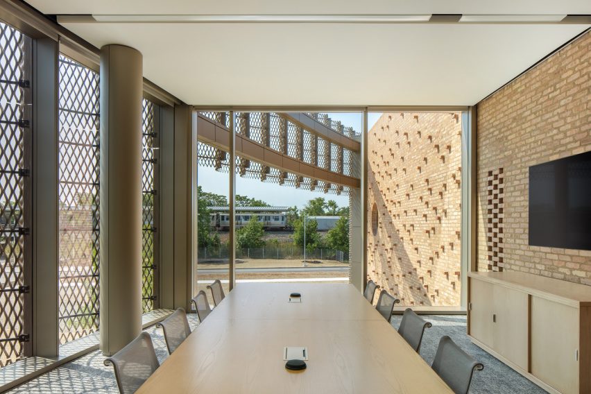 Office meeting room at Chicago Park District Headquarters by John Ronan Architects