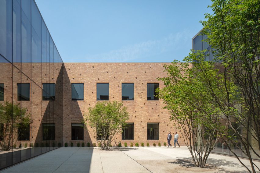Courtyard at the Chicago Park District Headquarters by John Ronan Architects