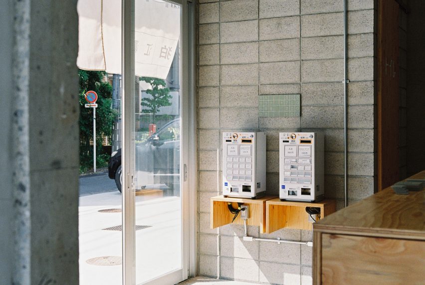 Komaeyu bathhouse by Schemata Architects