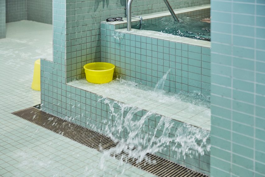 Komaeyu bathhouse by Schemata Architects