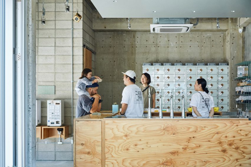 Komaeyu bathhouse by Schemata Architects