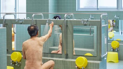 People using Komaeyu bathhouse