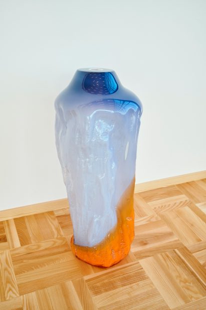 Vase shaped in tree trunk