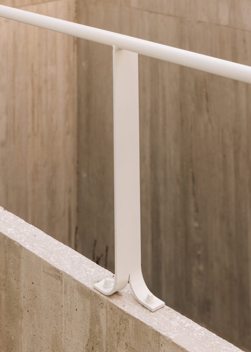 Aluminium handrail on concrete