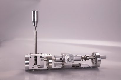Device that imitates the experience of driving with a manual transmission