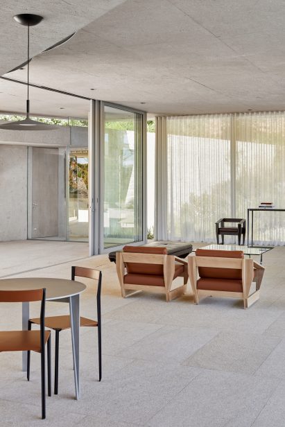 Loune and dining room in Mountain House by Chris van Niekerk