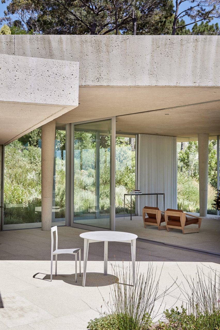 Glass-walled living room of Mountain House by Chris van Niekerk