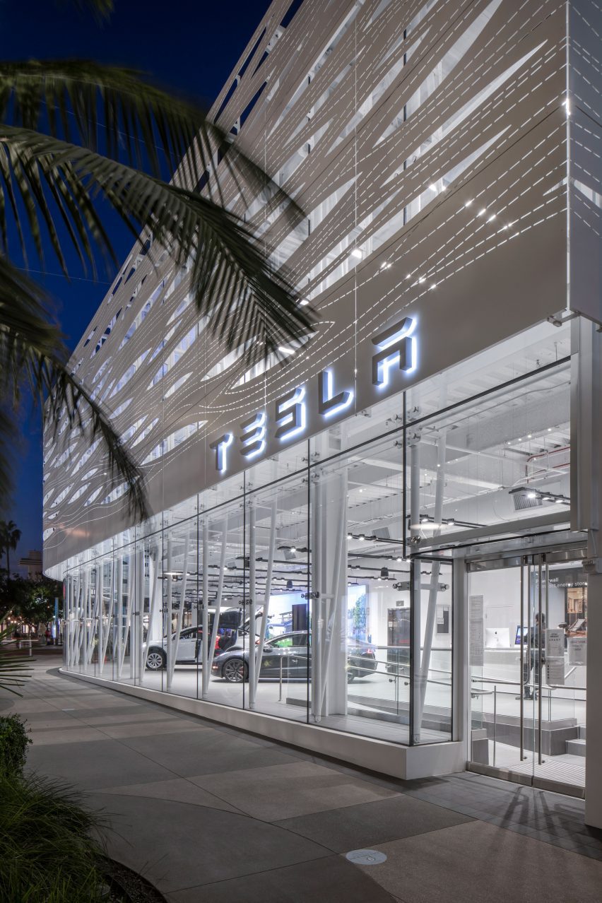Tesla showroom in California with facade panels by NOWN