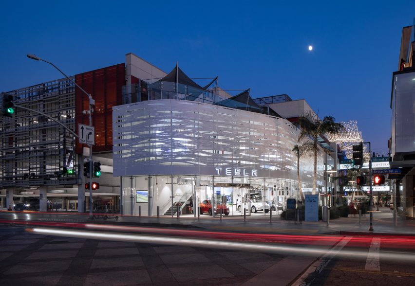 Tesla showroom in California with facade panels by NOWN