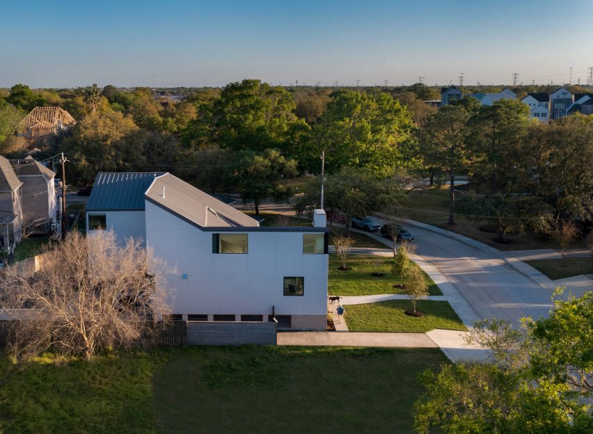 White stucco house in Houston by O'Neill McVoy Architects