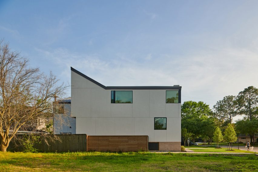 White stucco house in Houston by O'Neill McVoy Architects