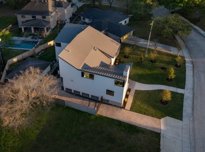 Z-shaped white stucco house in Houston by O'Neill McVoy Architects