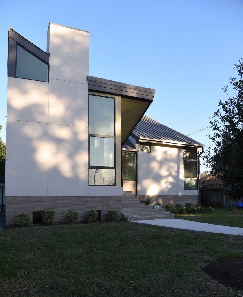 White stucco house in Houston by O'Neill McVoy Architects