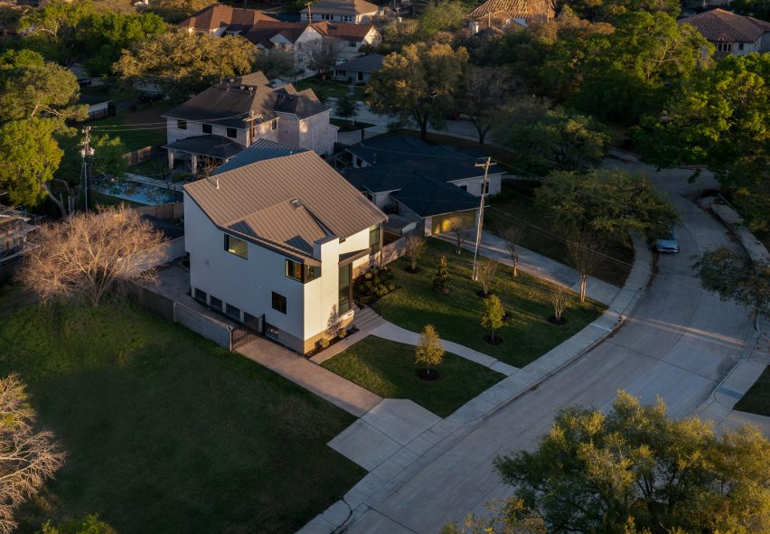 White stucco house in Houston by O'Neill McVoy Architects