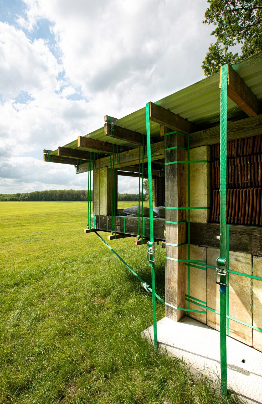 Overtreders W built STAPEL OP/STABLE STACK with straps and borrowed materials